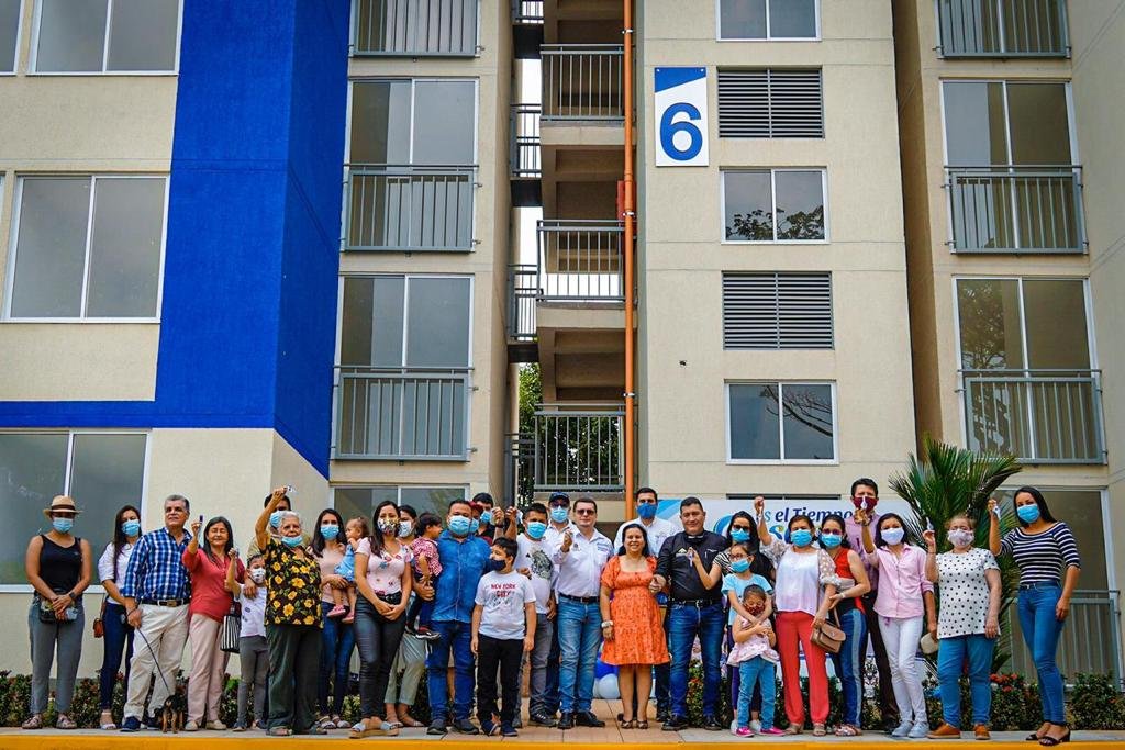 Ocho familias yopaleñas recibieron la llave de su apartamento en Las Mariselas 3