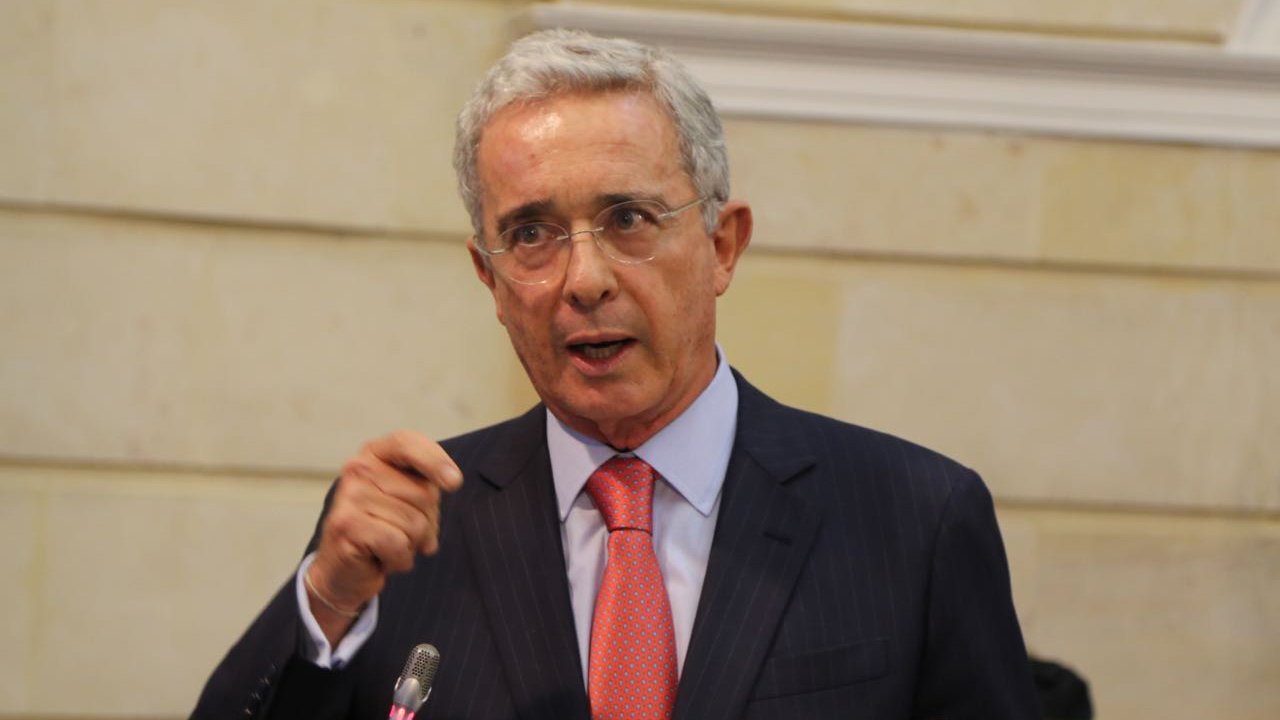 Perfil Álvaro Uribe NR